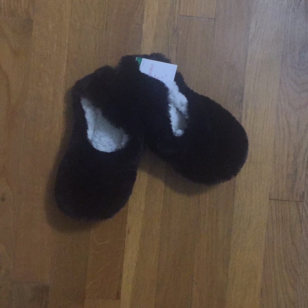 Black fuzzy slippers